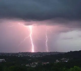 Eunápolis deve ter um dia com trovões e raios